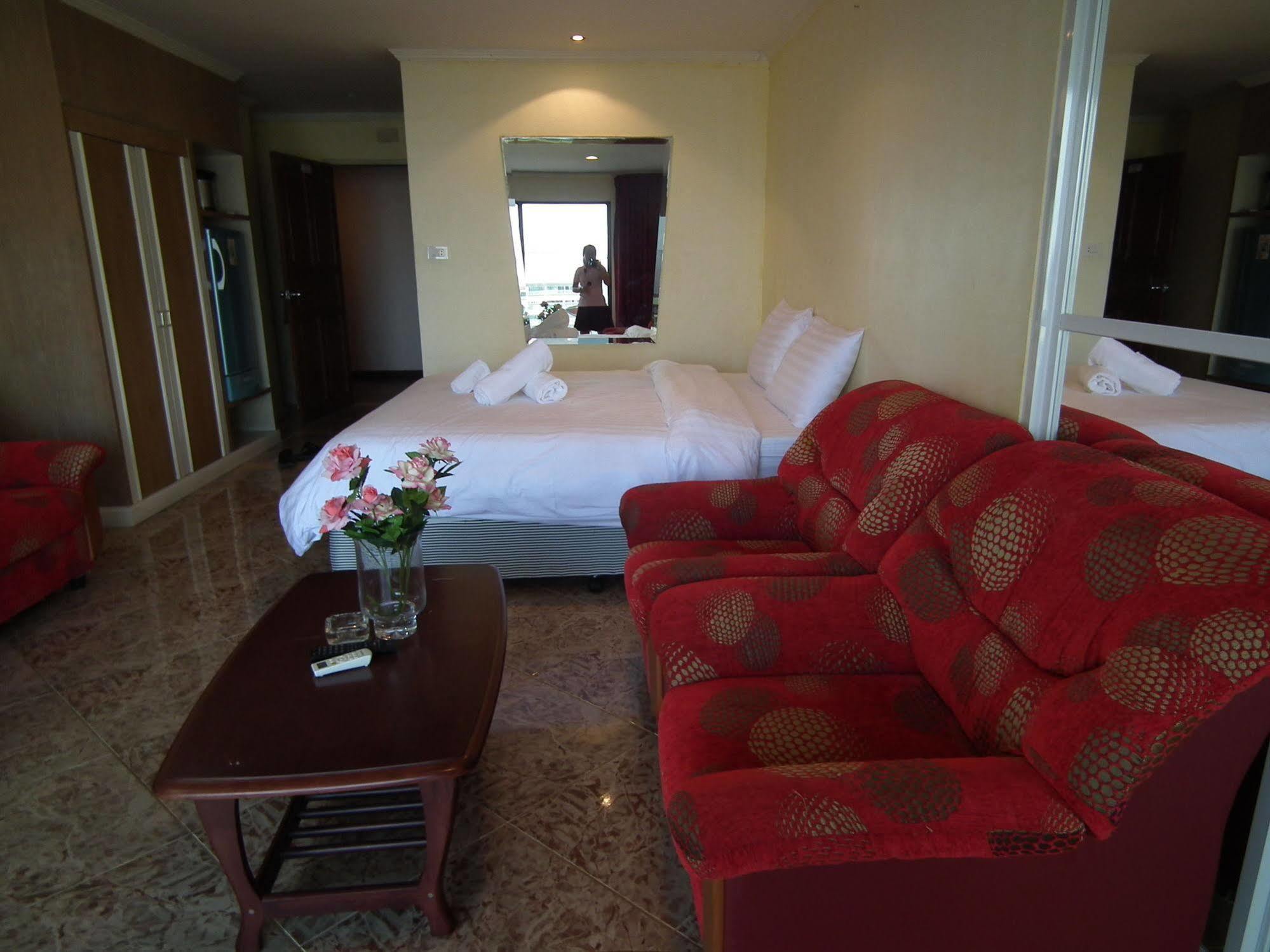 Abricole At Pattaya Hill Apartman Kültér fotó