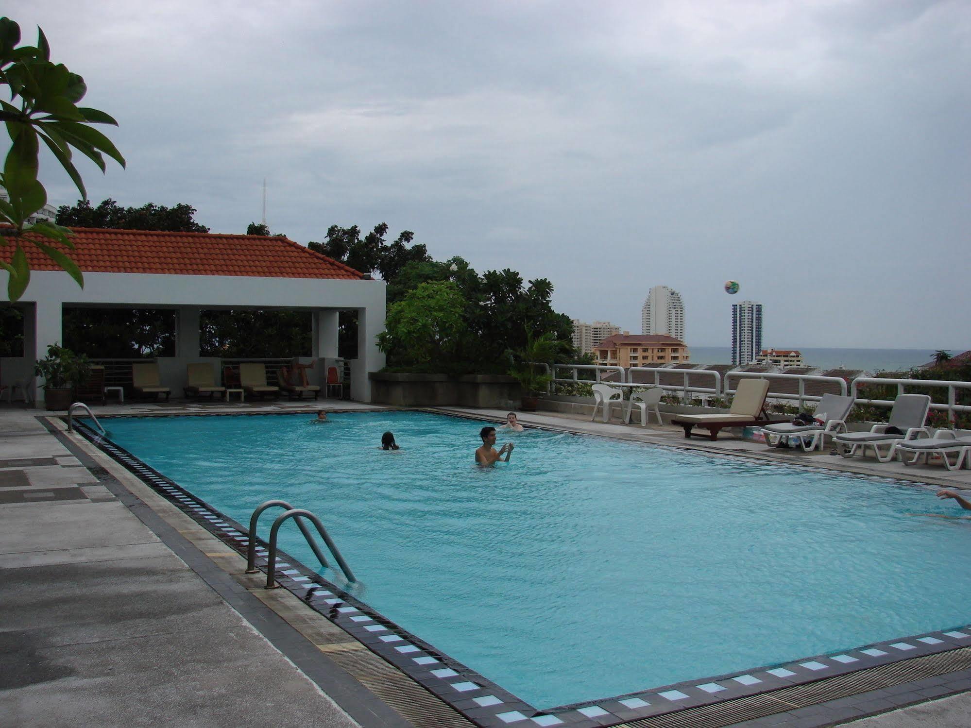Abricole At Pattaya Hill Apartman Kültér fotó