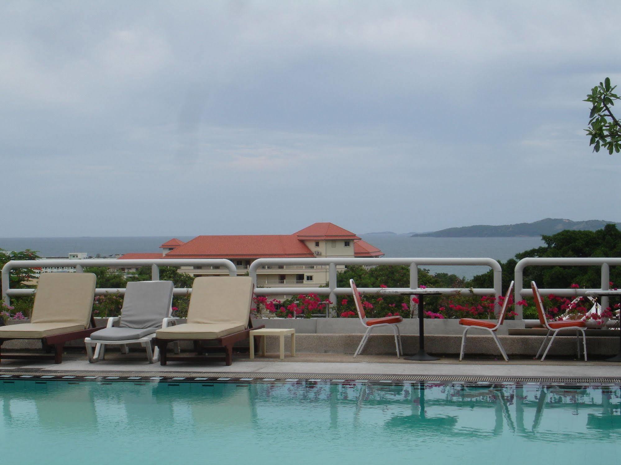 Abricole At Pattaya Hill Apartman Kültér fotó