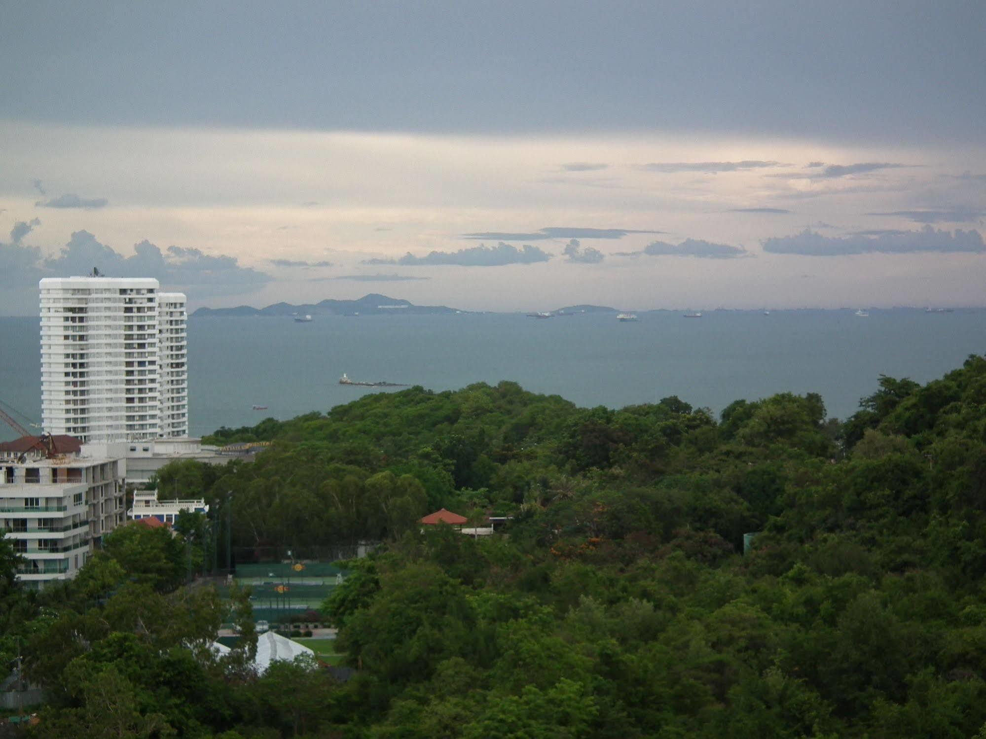 Abricole At Pattaya Hill Apartman Kültér fotó